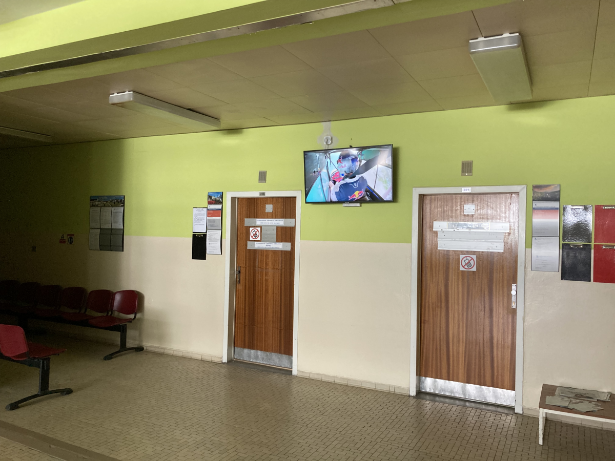 25 Gynekologicko porodnicka ambulancia 2.p — DOOH obrazovka v Fakultná nemocnica s poliklinikou F. D. Roosevelta Banská Bystrica, Banská Bystrica