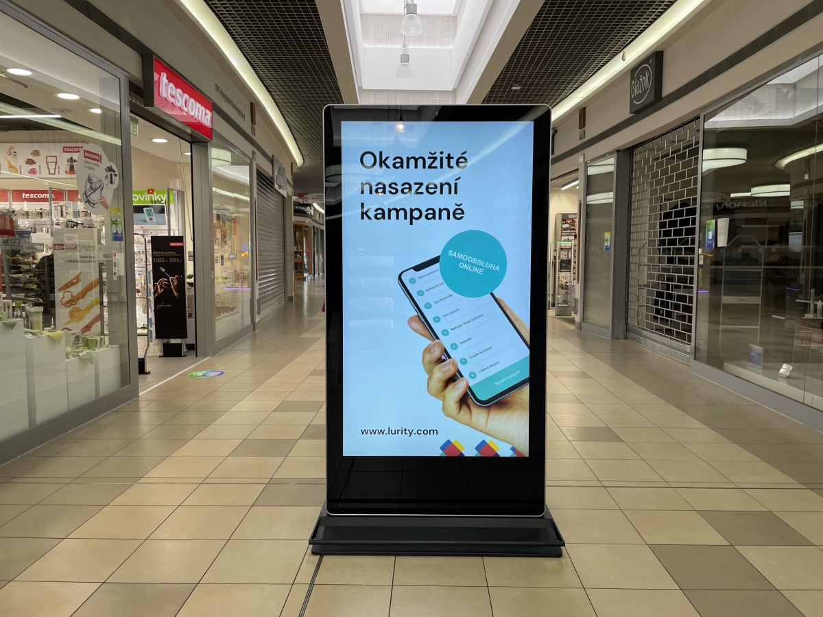 OC Varyáda - Spořitelna B10 — DOOH screen at Obchodní Centrum Varyáda, Karlovy Vary