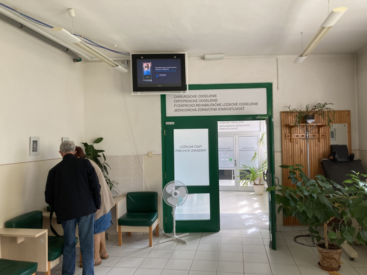41 Kardiologicka ambulancia 1.p — DOOH obrazovka v Železničná nemocnica s poliklinikou Košice, Košice