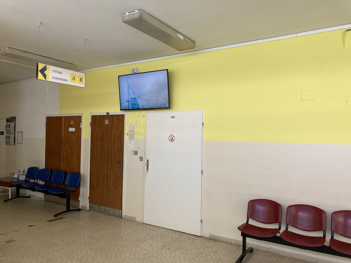 30 Maxilofacialna chirurgia 3.p — DOOH obrazovka v Fakultná nemocnica s poliklinikou F. D. Roosevelta Banská Bystrica, Banská Bystrica