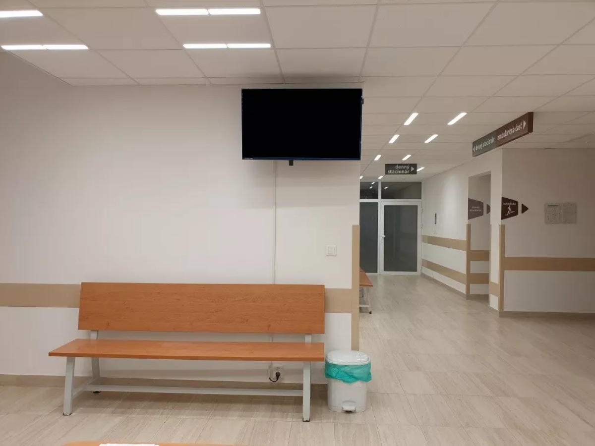 M62 - Onkolog.. pavilón, Nemocnica sv. Reimana, ul. Jána Hollého 14, PO — DOOH-Bildschirm in Fakultná nemocnica J.A. Reimana, Prešov