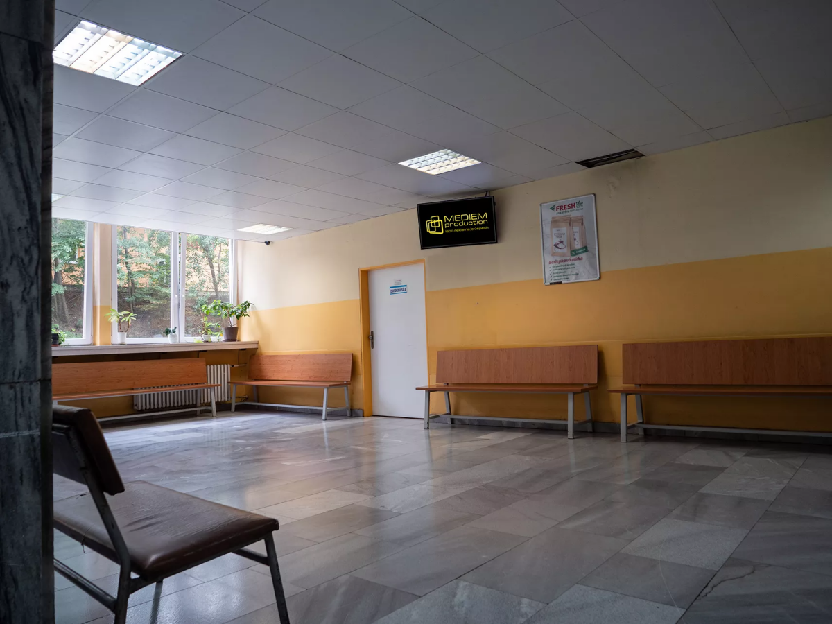 M56 - úrazová chirurgia, pohotovosť - Nemocnica sv. Reimana, ul. Jána Hollého 14, PO — DOOH-Bildschirm in Fakultná nemocnica J.A. Reimana, Prešov