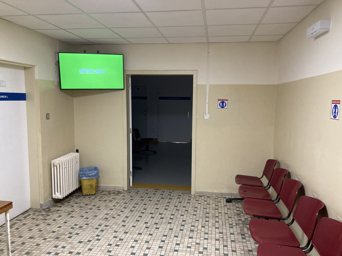 32 Ortopedicka ambulancia prizemie — DOOH obrazovka v Fakultná nemocnica s poliklinikou F. D. Roosevelta Banská Bystrica, Banská Bystrica
