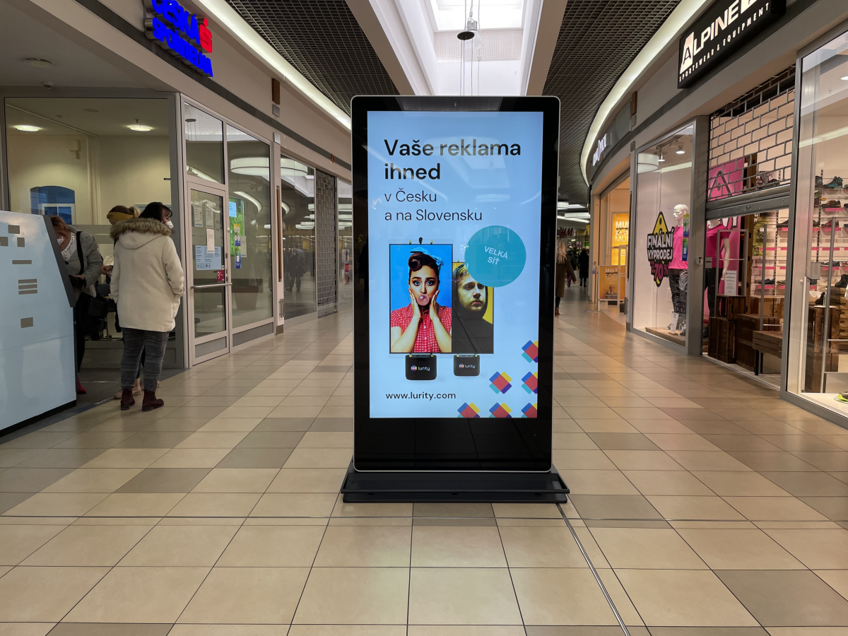 OC Varyáda - DM B11 — DOOH screen at Obchodní Centrum Varyáda, Karlovy Vary