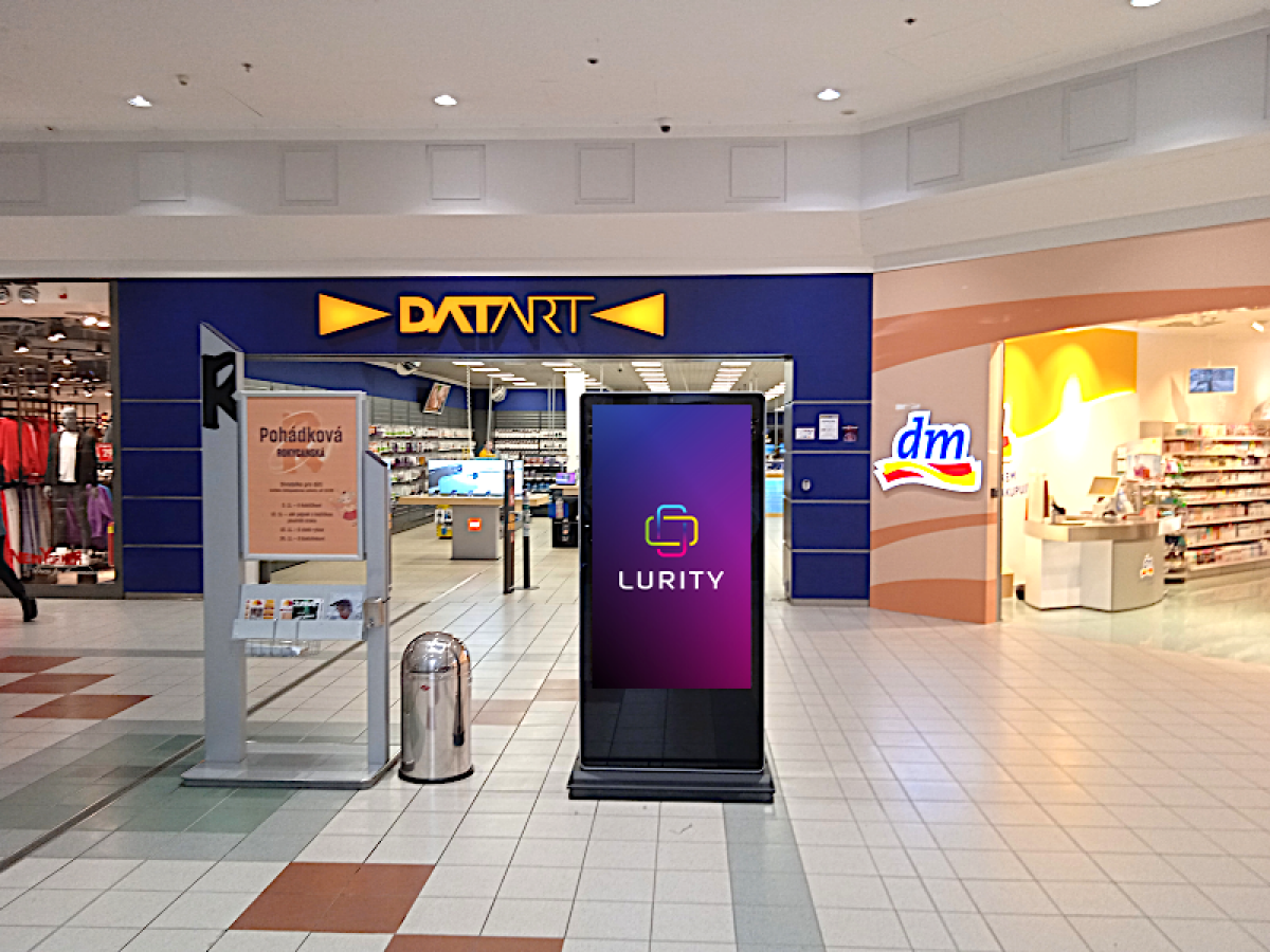 Rokycanská - Datart travelátor — DOOH screen at Obchodní centrum Plzeň Rokycanská, Plzeň