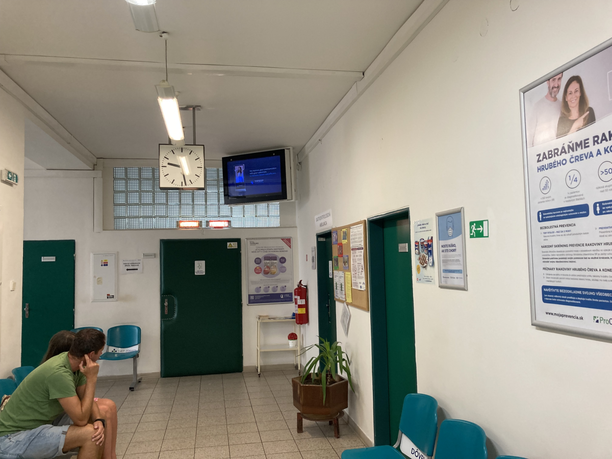 44 Gastroenterologicka ambulancia 1.p — DOOH obrazovka v Železničná nemocnica s poliklinikou Košice, Košice