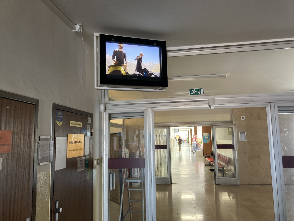 Ocna ambulancia — DOOH obrazovka v Nemocnica Tehelna, Bratislava