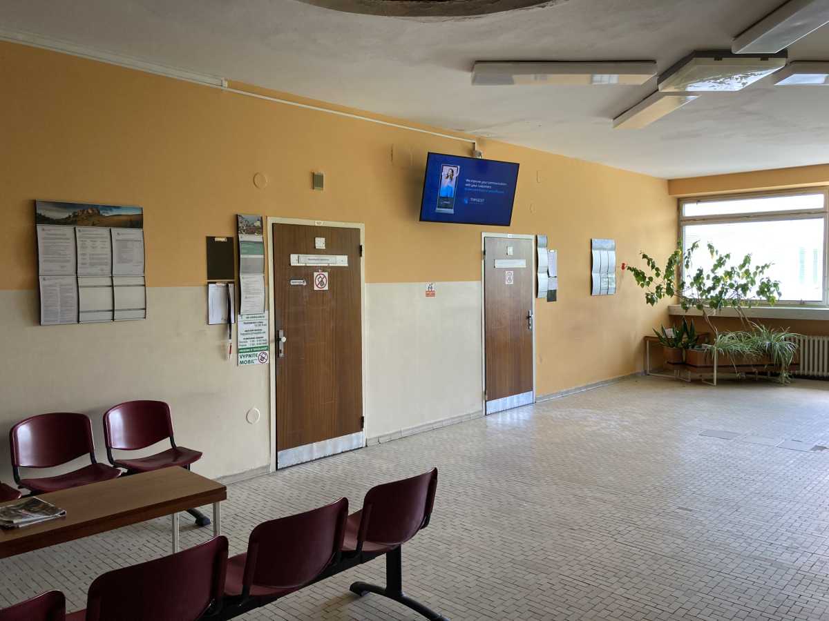24 Hepatologicka ambulancia 1.p — DOOH obrazovka v Fakultná nemocnica s poliklinikou F. D. Roosevelta Banská Bystrica, Banská Bystrica