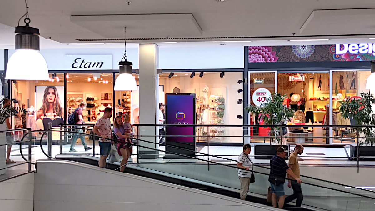 Futurum HK - Etam travelátor — DOOH screen at Nákupní centrum Futurum Hradec, Hradec Králové