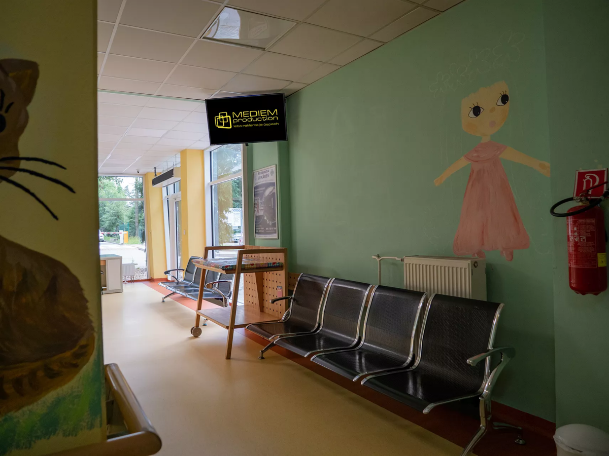 M61 - Detský pavilón, Nemocnica sv. Reimana, ul. Jána Hollého 14, PO — DOOH-Bildschirm in Fakultná nemocnica J.A. Reimana, Prešov