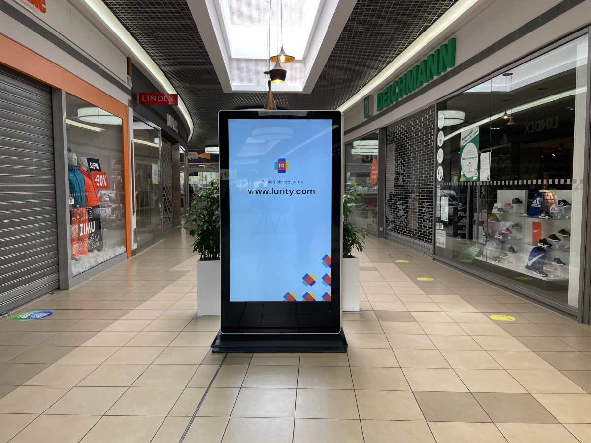 OC Varyáda - Pompo — DOOH screen at Obchodní Centrum Varyáda, Karlovy Vary