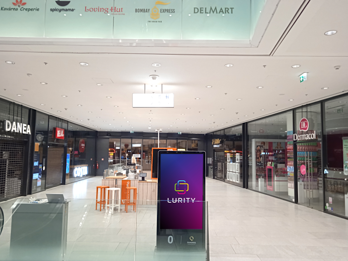 Quadrio 0 Tramvaj záď — DOOH screen at Quadrio Shopping Station, Praha
