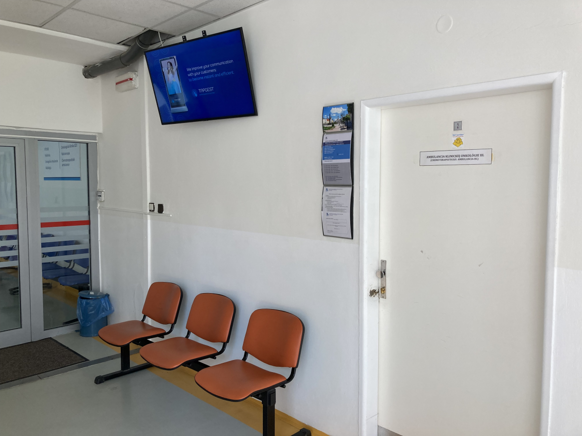 33 Ambulancia klinickej onkologie prizemie — DOOH obrazovka v Fakultná nemocnica s poliklinikou F. D. Roosevelta Banská Bystrica, Banská Bystrica