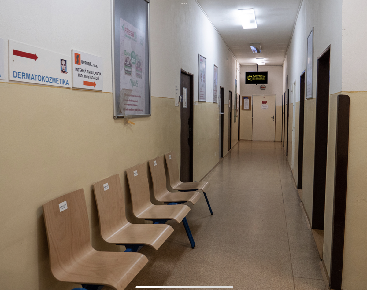 M13, Zdrav. zar., Spišské námestie 4, KE — DOOH obrazovka v Poliklinika nad Jazerom, Košice