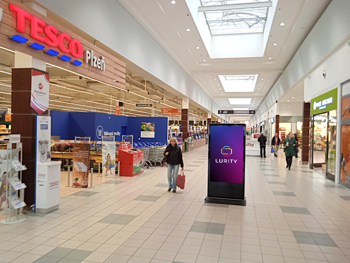 Rokycanská - Tesco vchod — DOOH screen at Obchodní centrum Plzeň Rokycanská, Plzeň