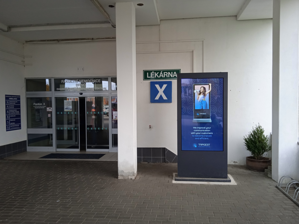 FN Brno Pavilon X - Vstup outdoor — DOOH obrazovka v Nemocnice Bohunice Pavilon X, Brno