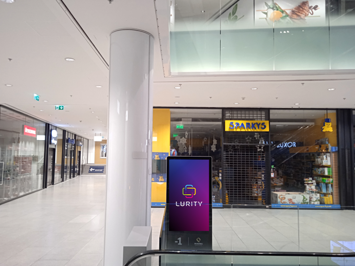 Quadrio -1 Sparkys záď — DOOH screen at Quadrio Shopping Station, Praha