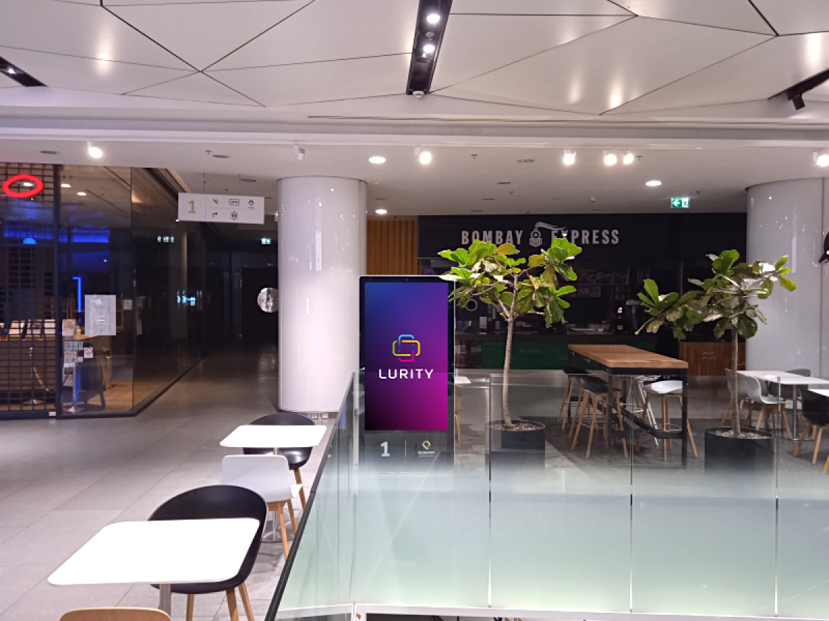 Quadrio 1 Food záď — DOOH screen at Quadrio Shopping Station, Praha