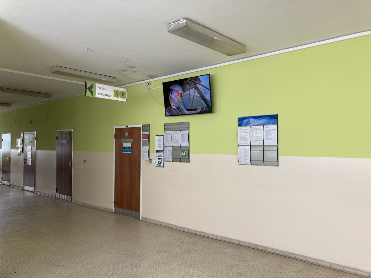 26 Neurologicka ambulancia 2.p — DOOH obrazovka v Fakultná nemocnica s poliklinikou F. D. Roosevelta Banská Bystrica, Banská Bystrica