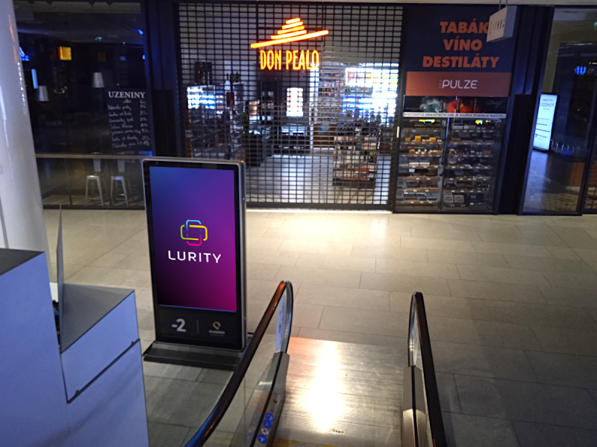 Quadrio -2 záď — DOOH screen at Quadrio Shopping Station, Praha