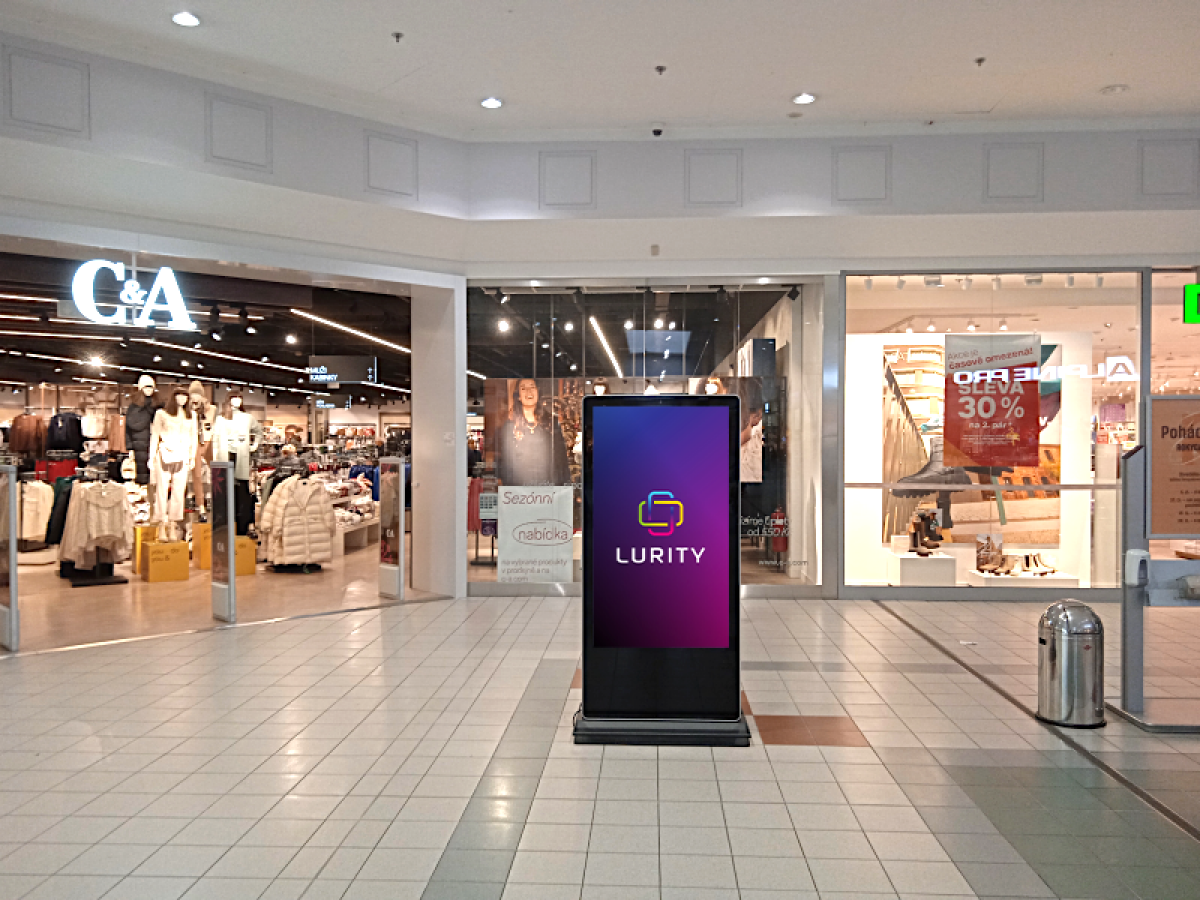 Rokycanská - C&A travelátor — DOOH screen at Obchodní centrum Plzeň Rokycanská, Plzeň