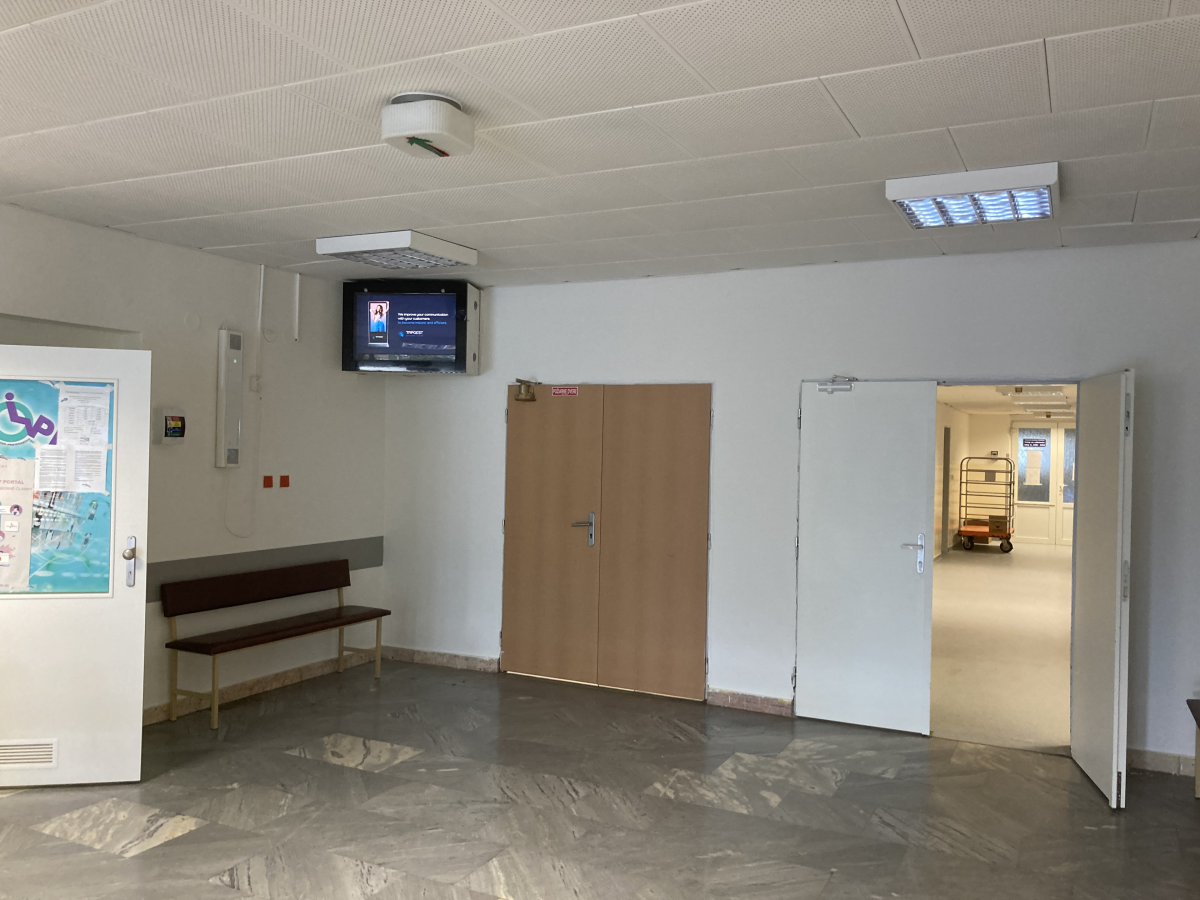 47 Oddelenie urazovej chirurgie — DOOH screen at Fakultná nemocnica J.A. Reimana Prešov, Prešov