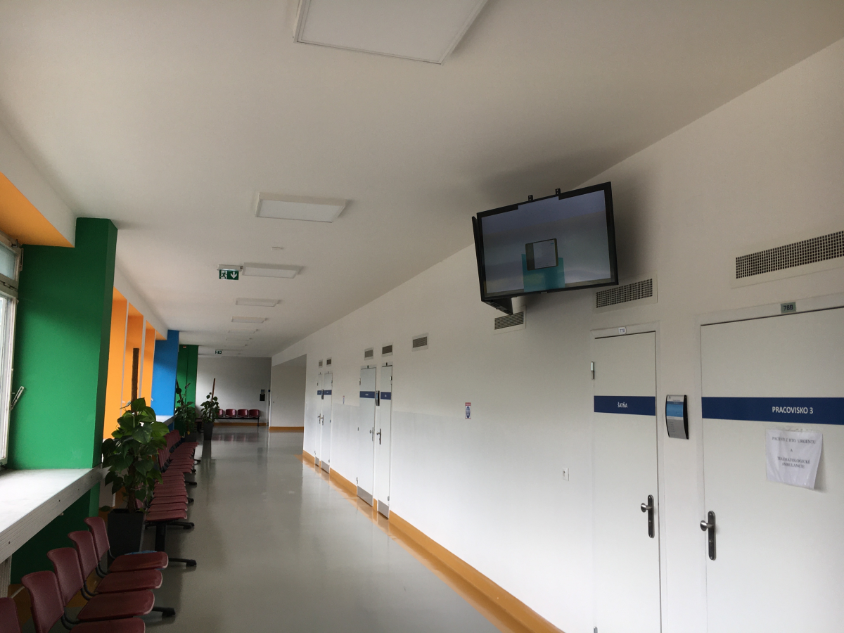19 Radiologicka ambulancia prizemie — DOOH obrazovka v Fakultná nemocnica s poliklinikou F. D. Roosevelta Banská Bystrica, Banská Bystrica
