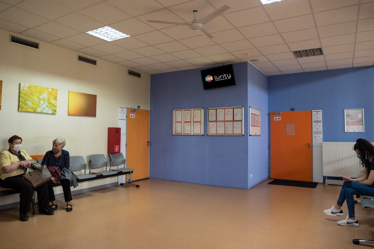 M50 - Zdrav. zar. Toryská 1, KE — DOOH obrazovka v 2. Poliklinika Terasa - Toryská (Západ) - I. poschodie, Košice
