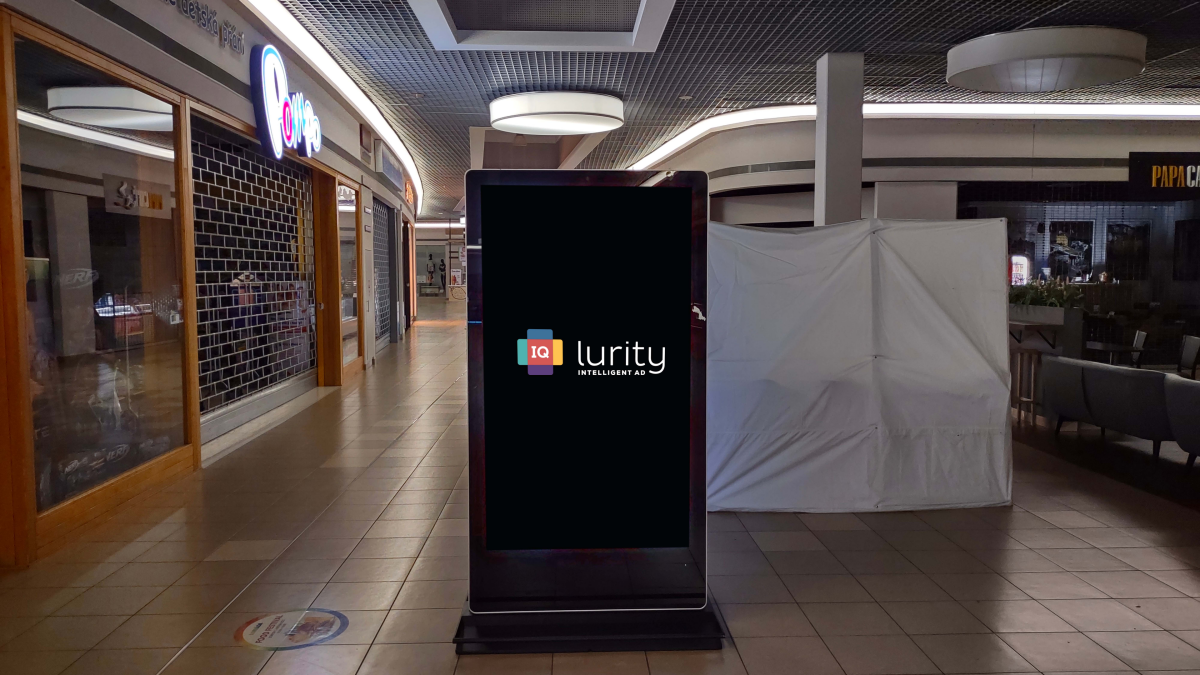 OC Varyáda - Pizza Paparazzi — DOOH screen at Obchodní Centrum Varyáda, Karlovy Vary