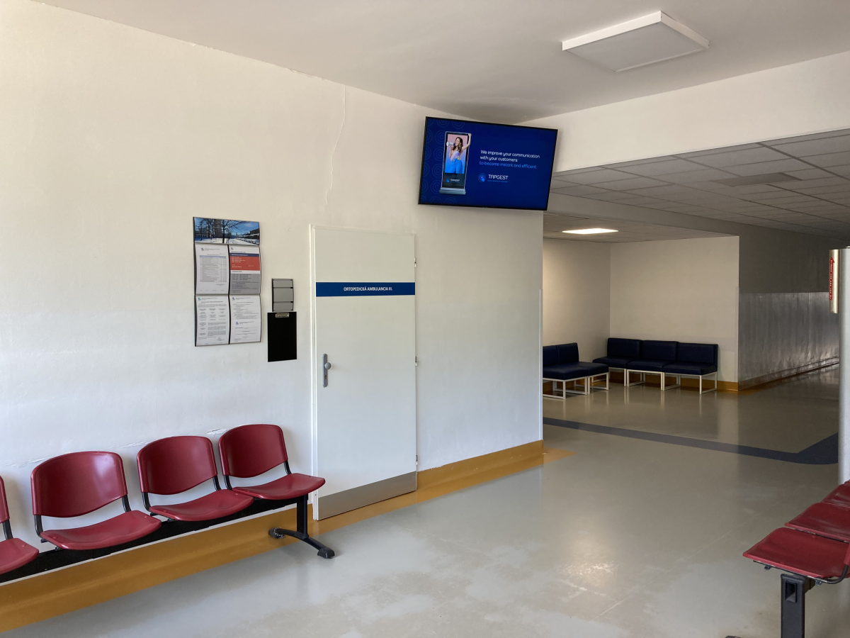 18 Ortopedicka ambulancia prizemie — DOOH obrazovka v Fakultná nemocnica s poliklinikou F. D. Roosevelta Banská Bystrica, Banská Bystrica