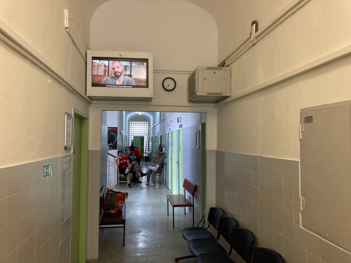 54 Ocna ambulancia — DOOH screen at Fakultná nemocnica Trenčín, Trenčín