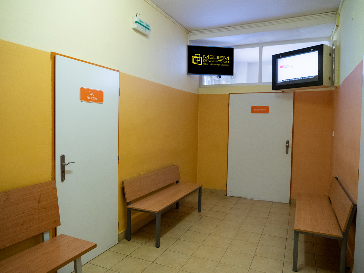 M63 - Ortop. pavilón, Nemocnica sv. Reimana, ul. Jána Hollého 14, PO — DOOH-Bildschirm in Fakultná nemocnica J.A. Reimana, Prešov