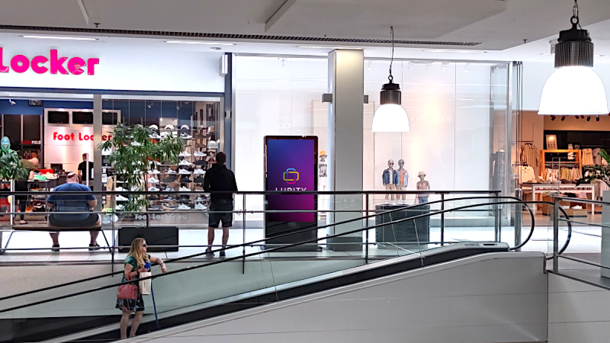 Futurum HK - H&M travelátor — DOOH screen at Nákupní centrum Futurum Hradec, Hradec Králové